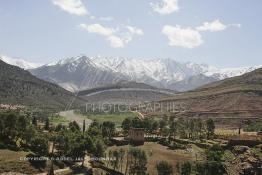 Image du Maroc Professionnelle de  Un peu plus loin d'Agnoul en direction de Lemdinates on découvre de splendides villages berbères au pieds du Haut Atlas, cette région enclavé dispose de paysages verdoyant alliant verdure et montagne enneigée dans les montagnes de la région au Sud de Marrakech. Mardi 14 Mars 2006. (Photo / Abdeljalil Bounhar)
 